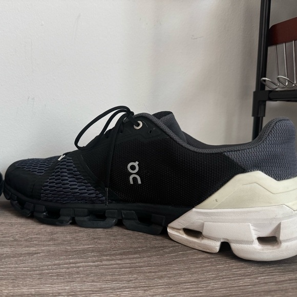 On Running Men's Cloudflyer Size 14 Black White Wide - 51.99067 - Picture 8 of 11